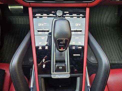 Used 2022 Porsche Cayenne Turbo S image 4