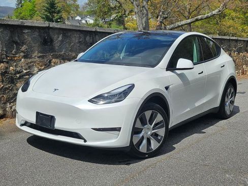 Used 2023 Tesla Model Y Long Range image 2