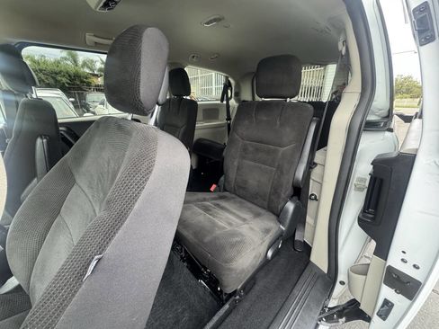 Used 2019 Dodge Grand Caravan SE w/ UConnect Hands-Free Group image 15