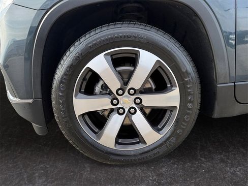 Used 2021 Chevrolet Traverse LT w/ LT Premium Package image 9