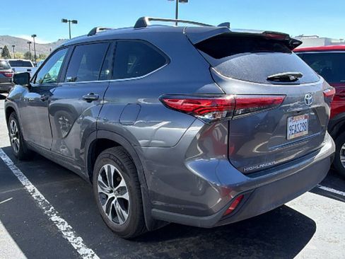 Used 2023 Toyota Highlander XLE image 3