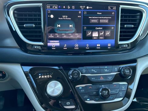 Used 2021 Chrysler Pacifica Touring-L image 13