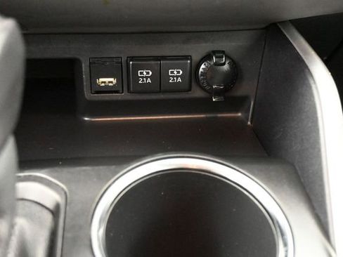 Used 2021 Toyota Highlander XLE FWD image 16