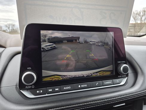 Used 2023 Nissan Rogue S image 27