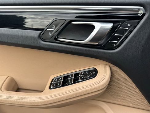 Certified 2025 Porsche Macan image 12