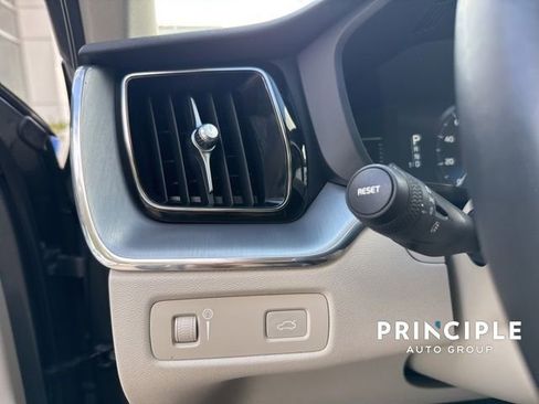 Used 2018 Volvo XC60 T6 Momentum w/ Convenience Package image 23