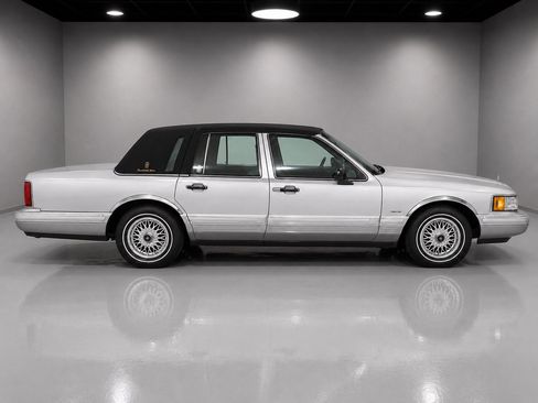 Used 1992 Lincoln Town Car Signature RWD image 7