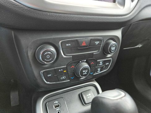 Used 2018 Jeep Compass Latitude w/ Popular Equipment Group FWD image 32