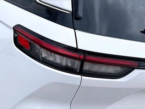 Used 2024 Jeep Grand Cherokee Laredo w/ Trailer Tow Package image 29