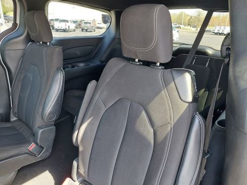 Used 2023 Chrysler Pacifica Touring FWD image 26