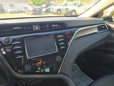 Used 2018 Toyota Camry SE FWD image 19