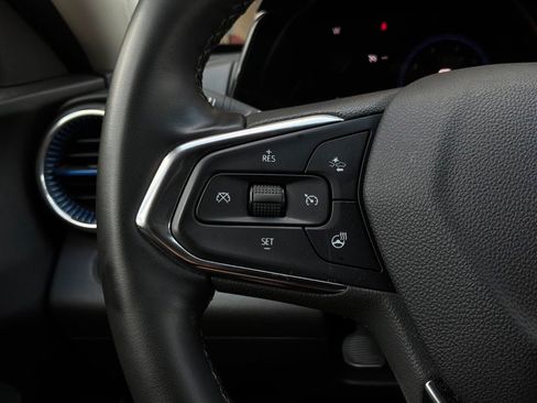 Used 2025 Chevrolet Trax LT w/ LT Convenience Package FWD image 33