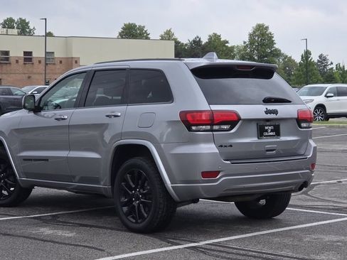 Used 2018 Jeep Grand Cherokee Altitude AWD/4WD image 6