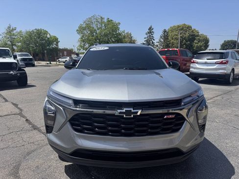 Used 2025 Chevrolet Trax RS w/ Sunroof Package FWD image 5