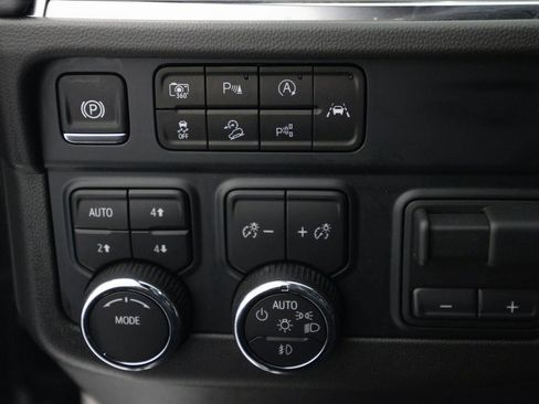 Used 2025 Chevrolet Suburban Z71 w/ Comfort Package image 21