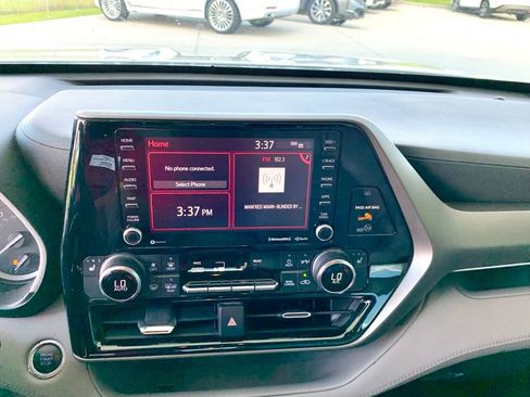 Used 2020 Toyota Highlander XLE FWD image 18
