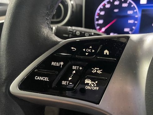 Used 2024 Mercedes-Benz GLC 300 4MATIC image 11