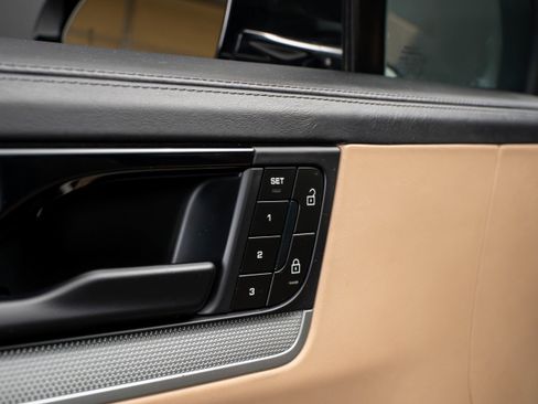 Certified 2024 Porsche Cayenne Coupe AWD/4WD image 31