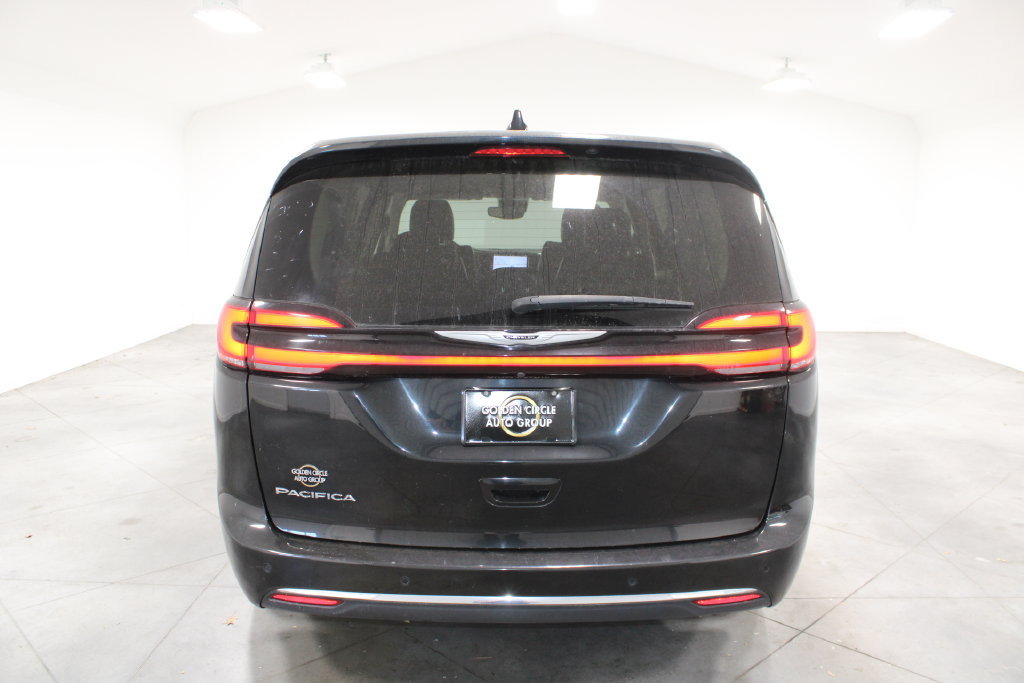 Used 2024 Chrysler Pacifica Touring-L FWD image 8