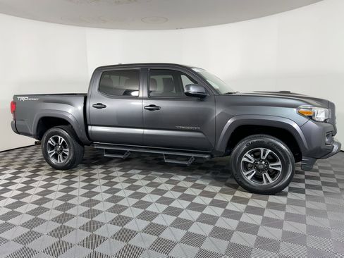 Used 2019 Toyota Tacoma TRD Sport image 6
