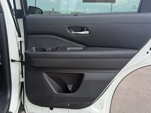 Used 2024 Nissan Pathfinder SL FWD image 17