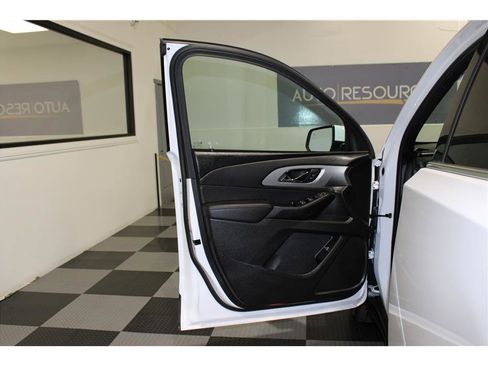 Used 2022 Chevrolet Traverse LT image 11