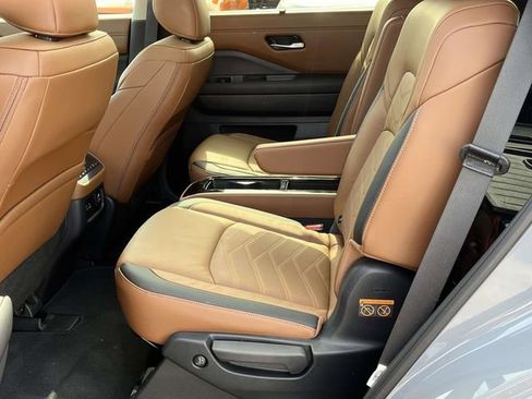 Used 2025 Nissan Pathfinder Platinum FWD image 16