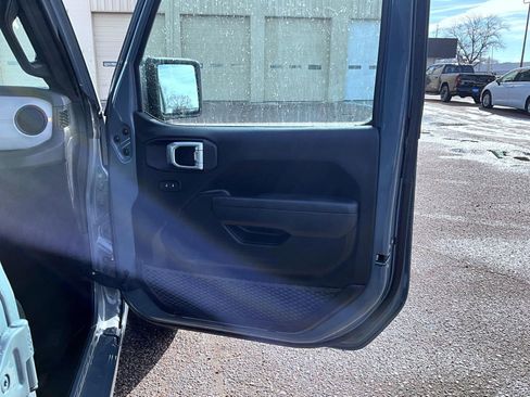 Used 2025 Jeep Gladiator Sport image 17