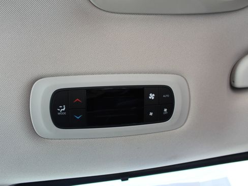 Used 2017 Chrysler Pacifica Premium image 13