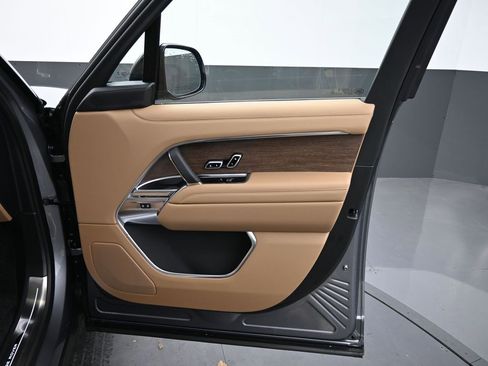 New 2025 Land Rover Range Rover SE image 9