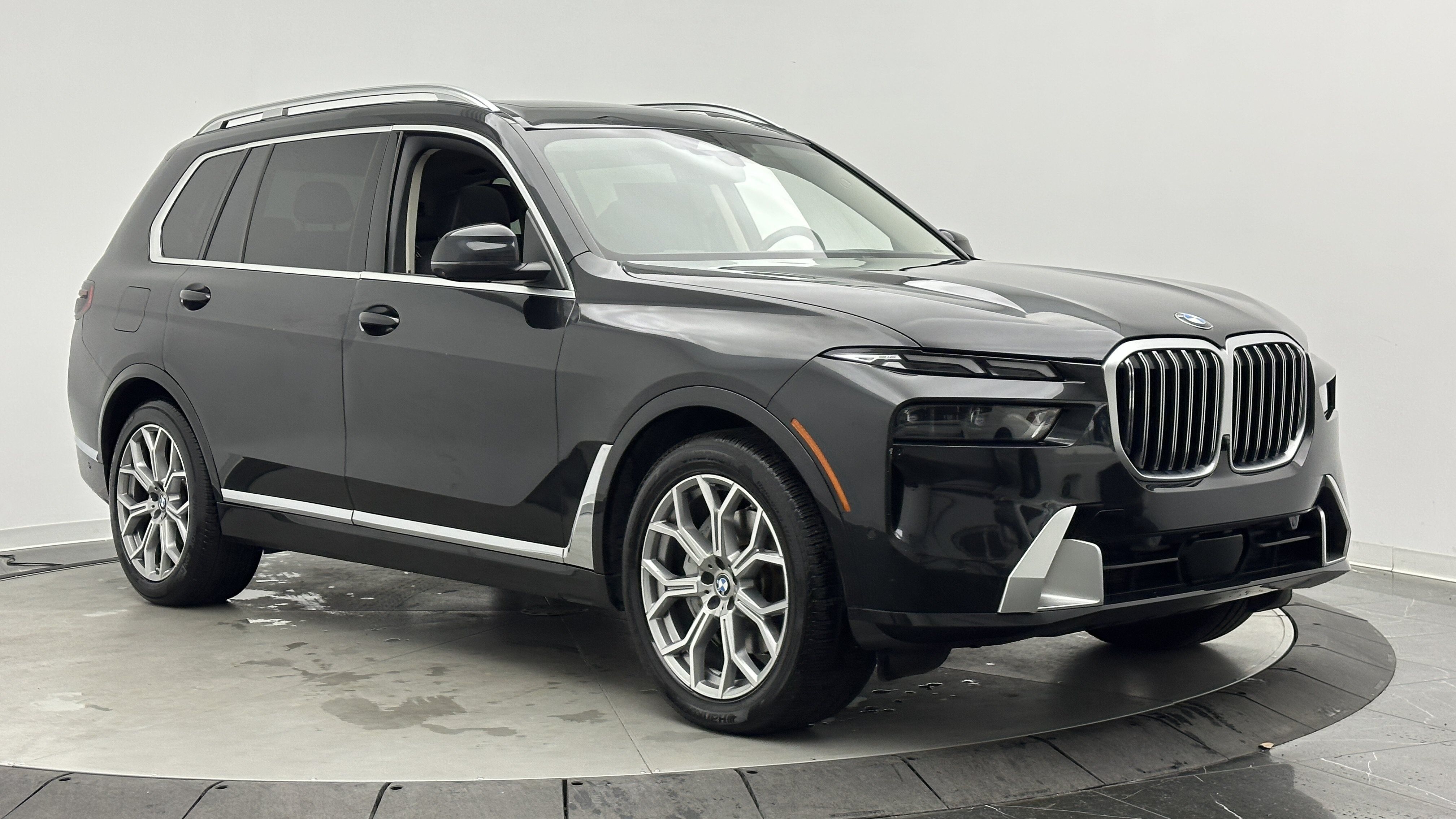 Used 2025 BMW X7 xDrive40i AWD/4WD image 3