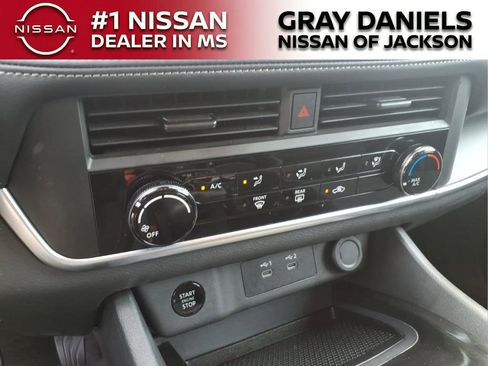 Used 2024 Nissan Rogue S FWD image 17
