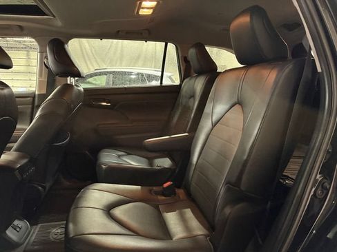 Used 2022 Toyota Highlander XLE AWD/4WD image 25