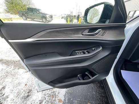 New 2025 Jeep Grand Cherokee Limited image 11