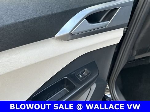 Used 2025 Volkswagen Taos SE FWD image 12