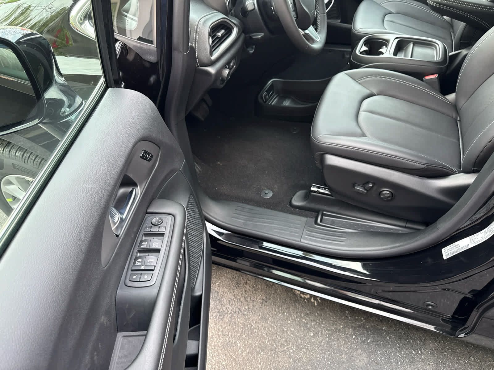 New 2027 Chrysler Pacifica Select AWD/4WD image 12