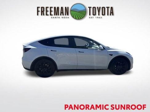 Used 2024 Tesla Model Y Long Range AWD/4WD image 3