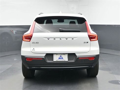 New 2026 Volvo XC40 B5 Core w/ Climate Package image 7