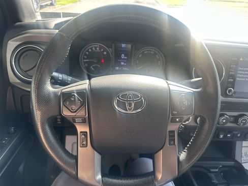 Used 2020 Toyota Tacoma TRD Sport w/ Technology Package AWD/4WD image 17