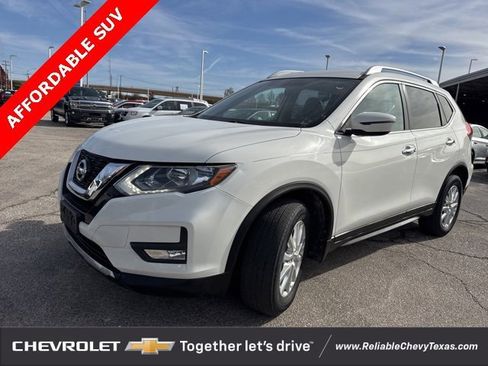 Used 2017 Nissan Rogue SV image 3