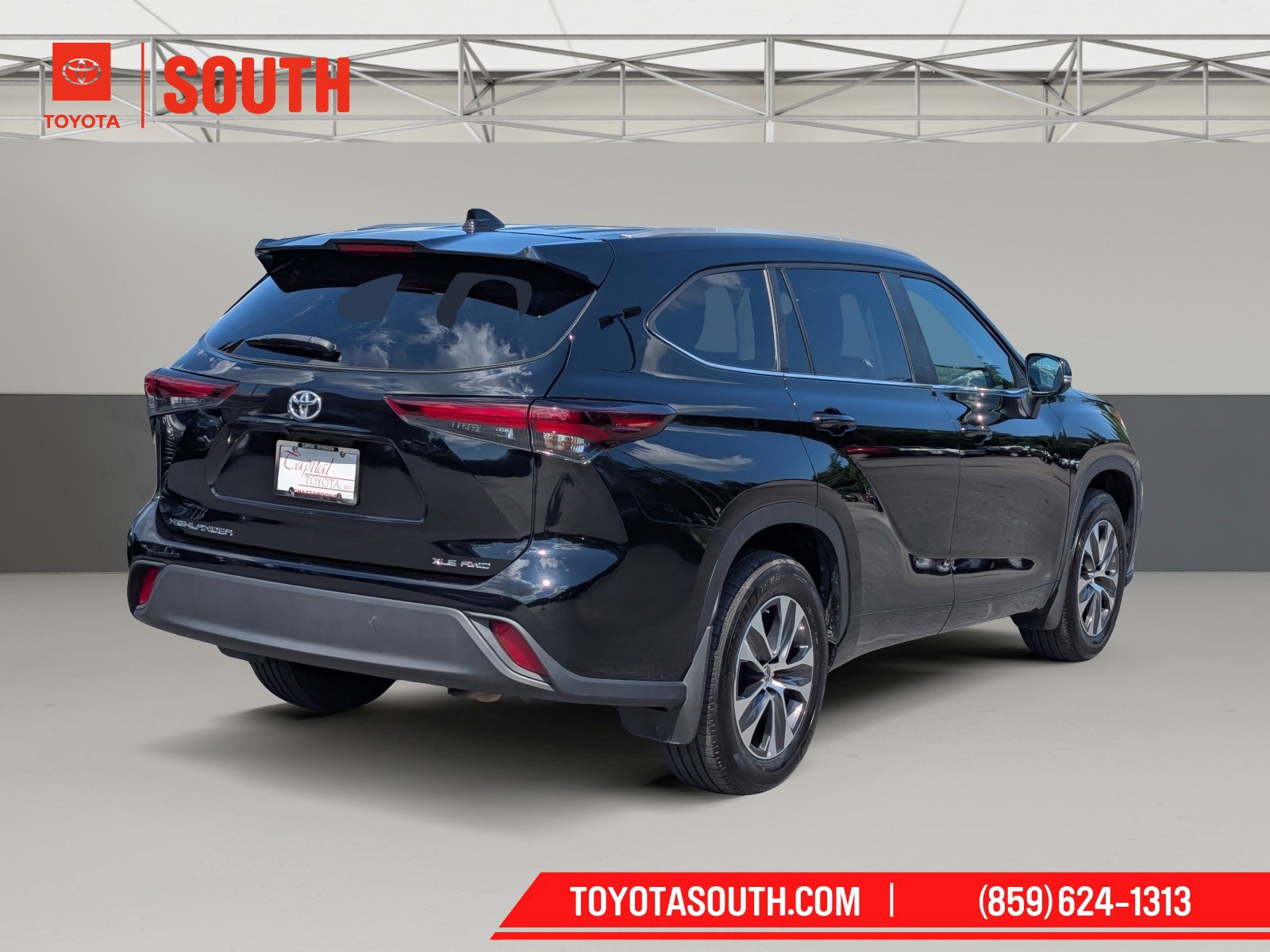 Used 2025 Toyota Highlander XLE AWD/4WD image 6