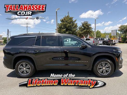 Used 2024 Chevrolet Traverse LT FWD image 2