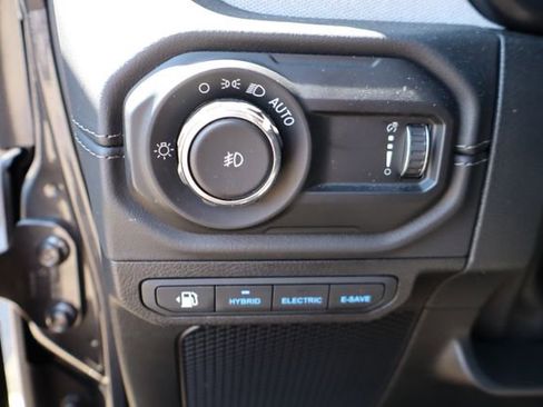 Used 2025 Jeep Wrangler Unlimited Sahara AWD/4WD image 16