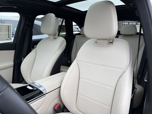 Used 2025 Mercedes-Benz GLC 300 4MATIC image 10