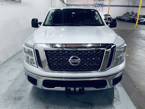 Used 2018 Nissan Titan SV w/ SV Convenience Package RWD image 3