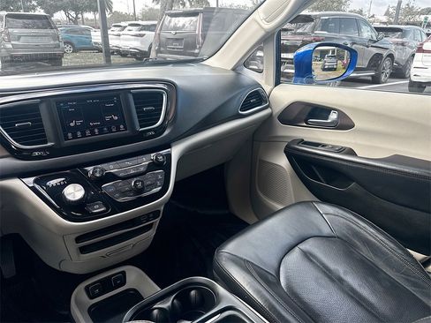 Used 2018 Chrysler Pacifica Touring-L image 23