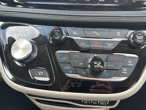 Used 2024 Chrysler Pacifica Limited FWD image 16