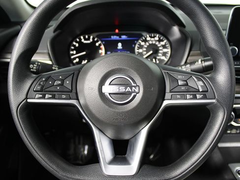 Used 2025 Nissan Altima 2.5 SV FWD image 16