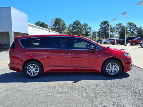 Used 2025 Chrysler Pacifica Select image 21