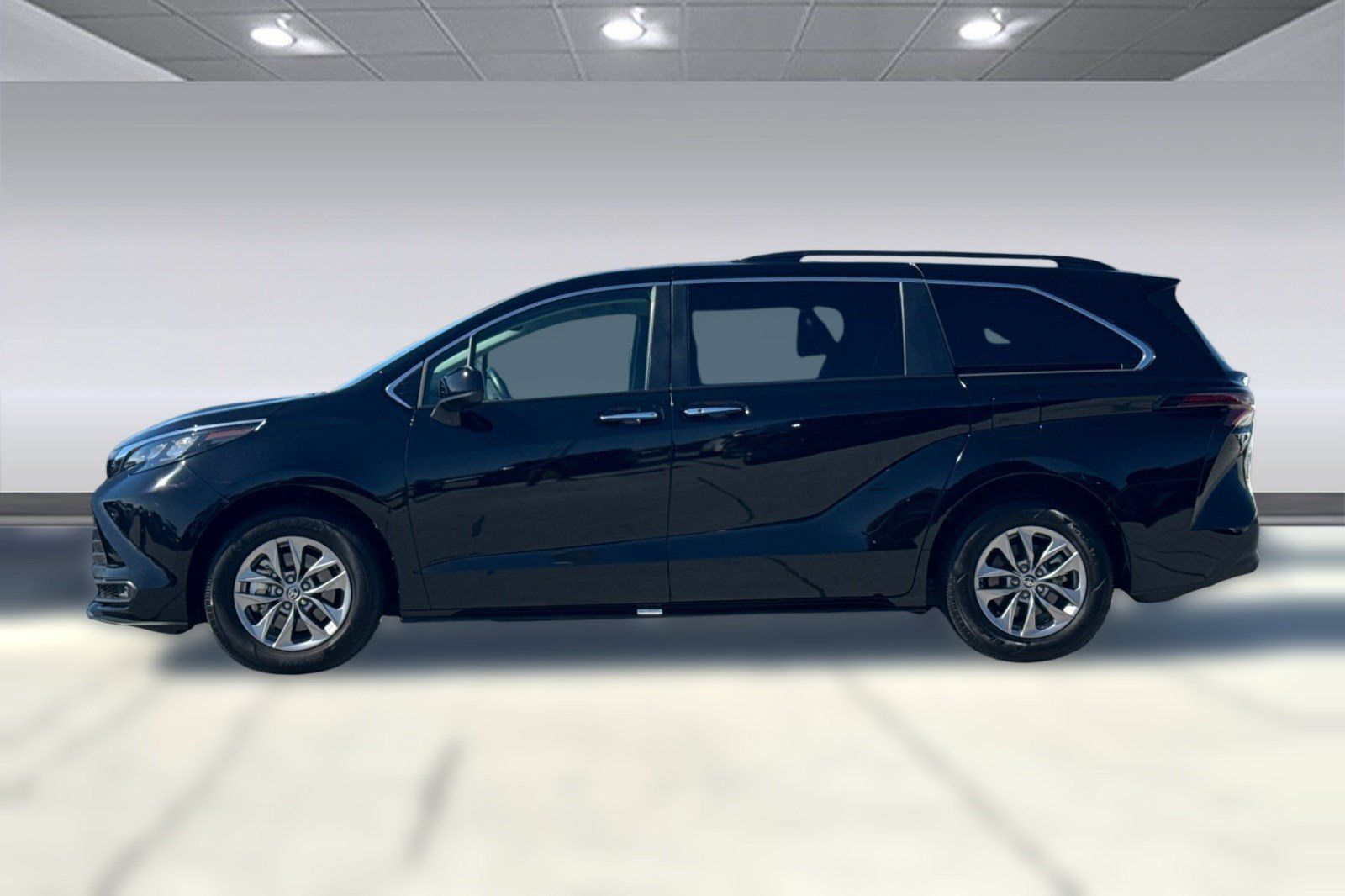 Used 2026 Toyota Sienna XLE FWD image 2